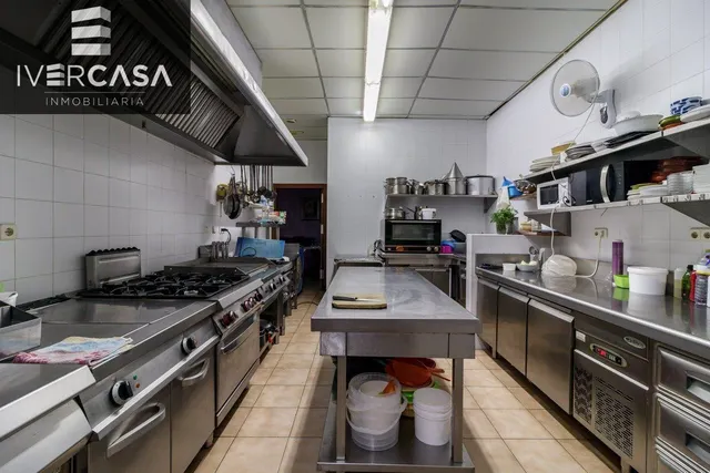 Restaurante completamente equipado y acondicionado, listo para funcionar. — 12