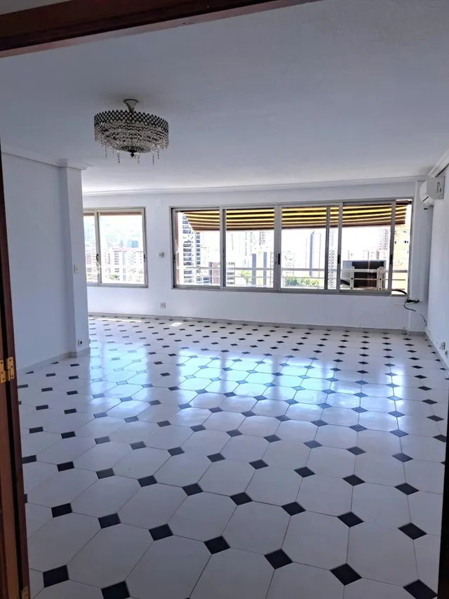Amplio piso con 4 dormitorios y vistas al mar y Benidorm en zona Levante. — 7