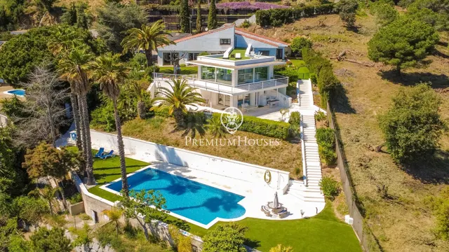 Casa en venta en Alella con espectaculares vistas al mar y a