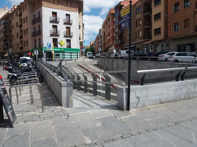ALQUILER.-.LOCAL.-.AVENIDA DEL ACUEDUCTO — 9