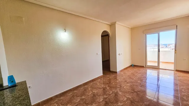 Luminoso apartamento con vistas al mar, 2 piscinas y opción de adquirir garaje — Torrevieja — 2