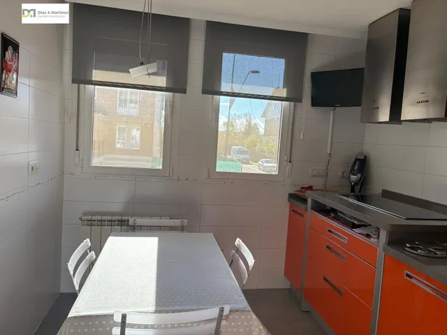 CHALET PAREADO  PRÓXIMO A ESPACIO LEÓN — 11