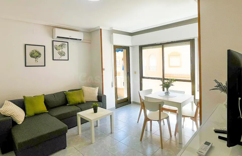 Apartamento con terraza, Alicante, Torrevieja. 1 habitación, 44 m2, 500 metros al mar