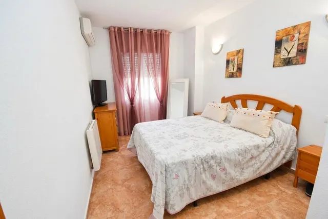Piso en venta en el centro de Torrevieja con piscina comunitaria, a solo 250 metros de la Playa del Acequión — 4