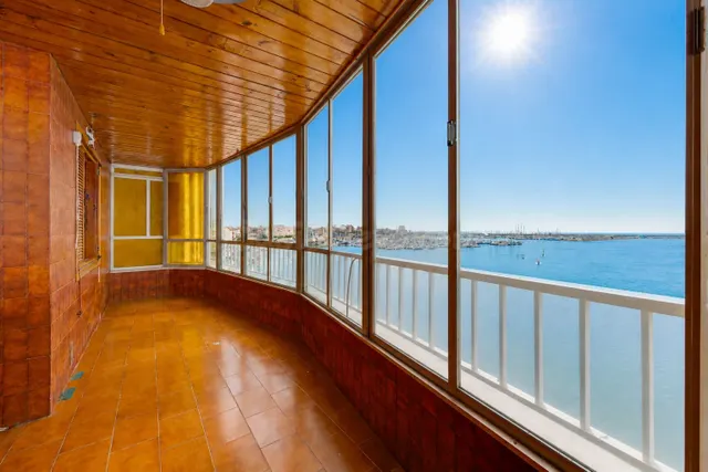 APARTAMENTO DE 1 DORMITORIO 1 BAÑO CON VISTAS AL MAR EN TORR - foto 2