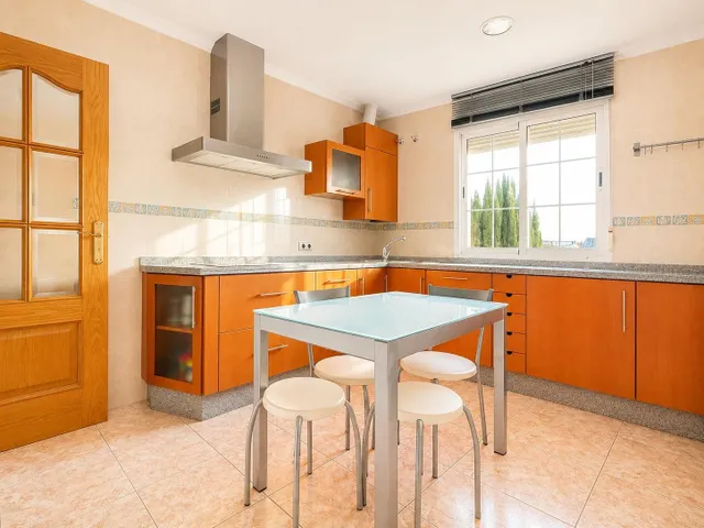 CASA INDEPENDIENTE CON 966 M/2 DE PARCELA EN NUEVO HIGUERON . — 18