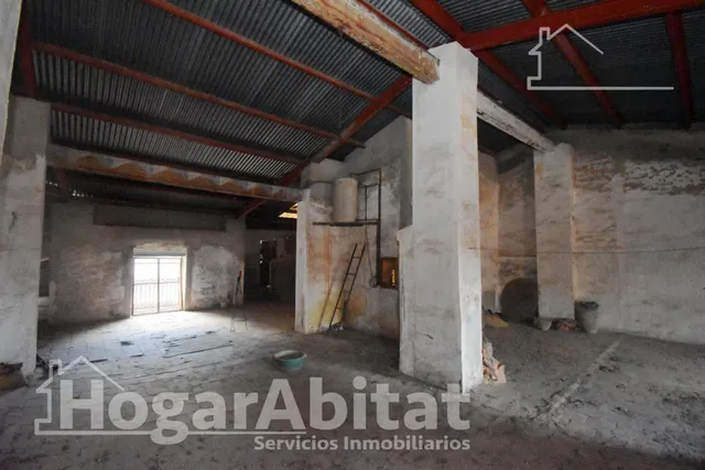 Extraordinaria finca con local comercial y múltiples posibilidades de reconversión a reformar en pleno centro — 28