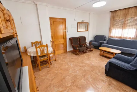 Piso en venta en el centro de Torrevieja con piscina comunitaria, a solo 250 metros de la Playa del Acequión