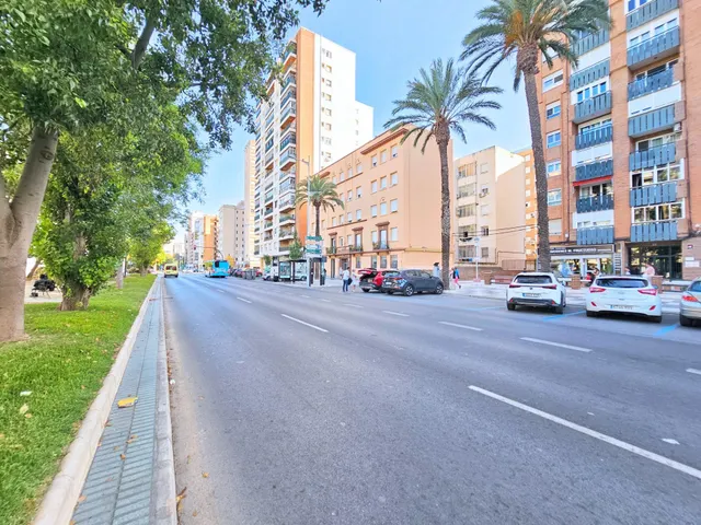 Se vende amplio piso de 4 dormitorios en Alameda de San Antó