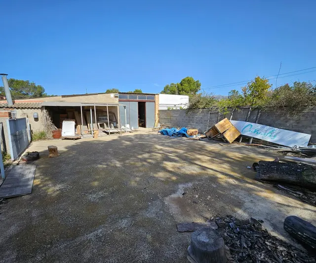 Parcela de 600 M2 con Nave de 217 M2 destinada a carpintería