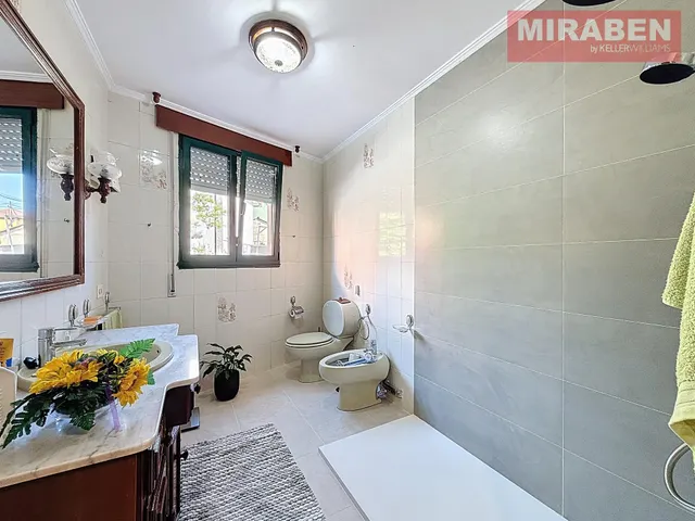 CASA EN VENTA EN RIANXO CON PATIO Y HORREO — 6