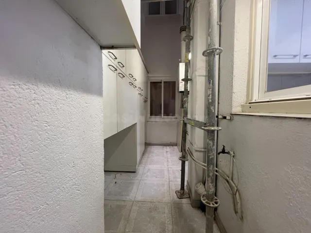 Amplio piso de 3 habitaciones con balcón en el centro de Granollers — 5