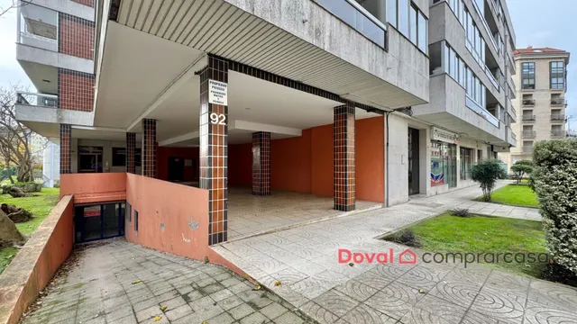 Amplio local comercial en zona Hispanidad – 359 m2, luminoso y con acceso para vehículos — 12