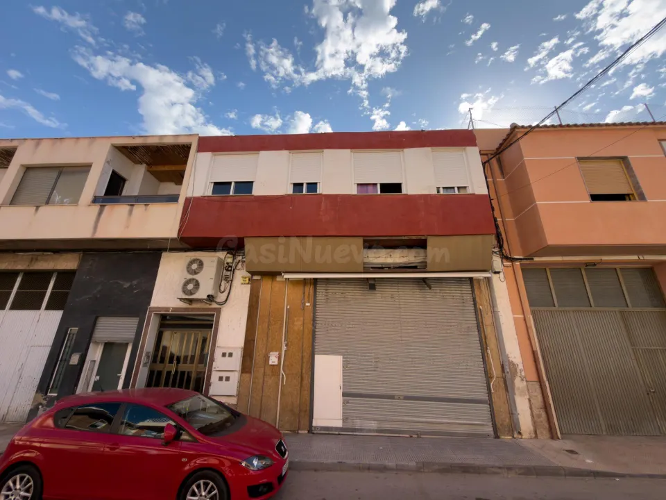 Edificio completo en venta en el centro de Cox – 380 m2 construidos, local + 3 viviendas