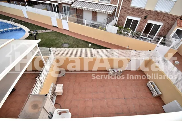ADOSADO SEMINUEVO CON PISCINA, 2 TERRAZAS Y AMPLIO GARAJE — 9