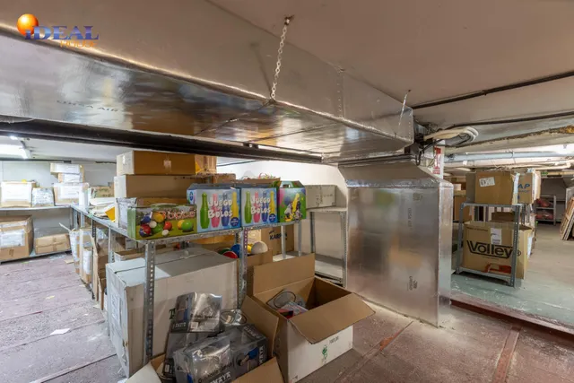 Amplio local comercial en una de las zonas más consolidadas de Granada con salida a dos calles — 22