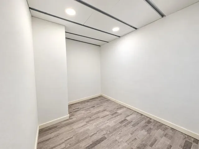 Amplio piso de 6 habitaciones en el centro histórico de Manresa — 10