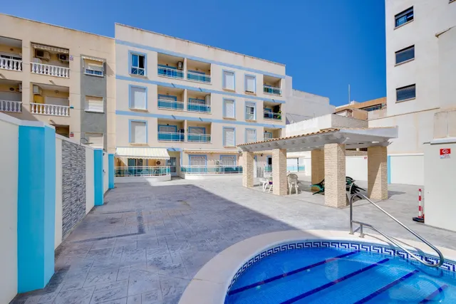 Apartamento de dos dormitorios con piscina comunitaria en el centro de Torrevieja — 36