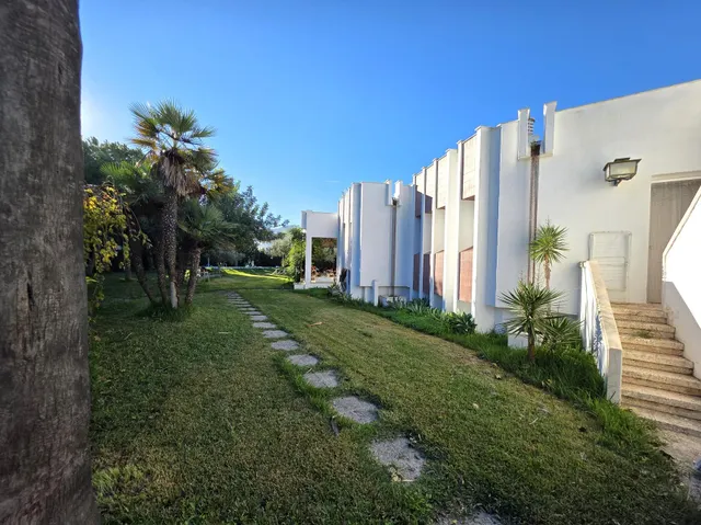 Se vende villa próxima al término municipal de Benicàssim, muy cerca de la playa. La casa está sobre una parcela de 1.889 m2, de la cual saldrían 3 parcelas de 629 m2 en caso de querer dividir el — 8