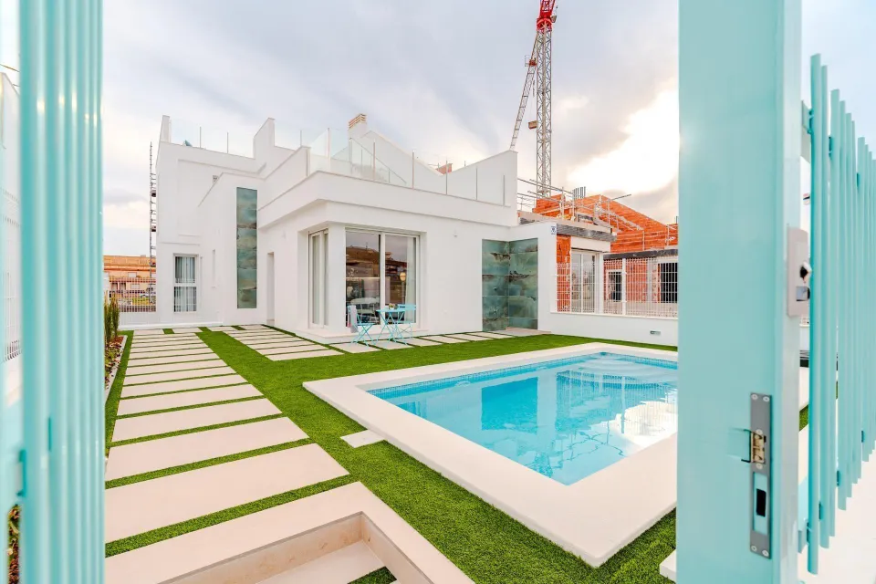 Chalet pareado en venta con piscina privada  en Los Alcázares