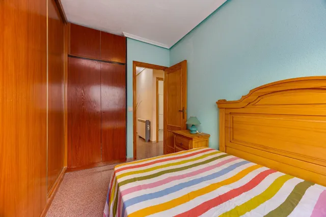 Amplio apartamento de 4 dormitorios en el corazón de Torrevieja — 29