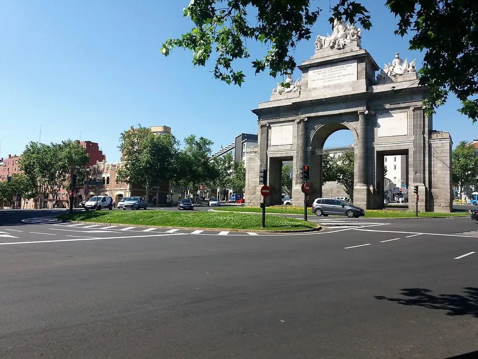 Alquiler de Piso Exterior en Puerta de Toledo con Piscina y Vigilancia