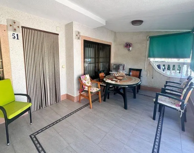 Bungalow con amplia terraza a pocos pasos de la playa y orientación Sur. — 5