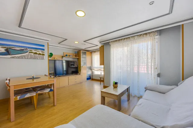 Amplio piso con 4 dormitorios, terraza y garaje en el centro de Torrevieja — 12