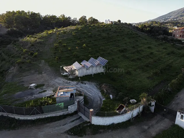 Parcela urbanizable Mijas: 10.900 m² con aguacates y potenci - foto 2
