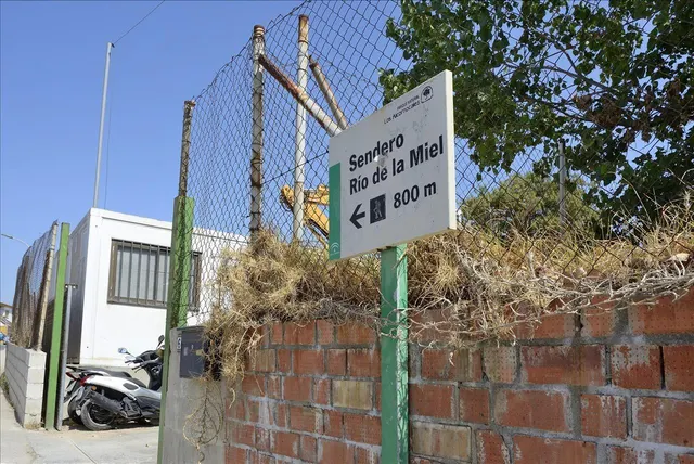 ¡GRAN CASA ADOSADA DE 351 M2 CON ENORME POTENCIAL EN ALGECIRAS! — 25