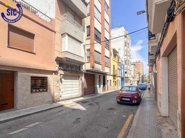 Casa con entrada por dos calles: C/ Pintor Montoliu y C/ Alm - foto 4