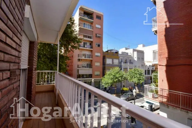 Luz natural y amplitud en este piso esquinero con dos balcones, ascensor y trastero a 100 metros de la playa — 8