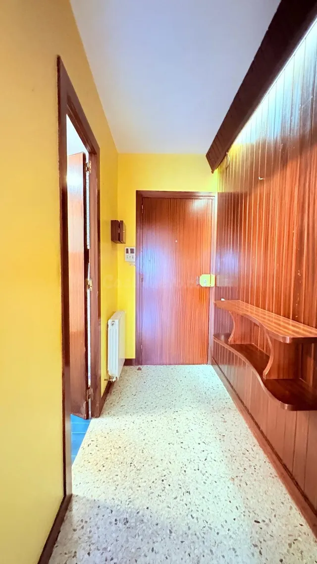 Pis cantoner totalment exterior amb balcó, orientat al sud i ascensor — 3