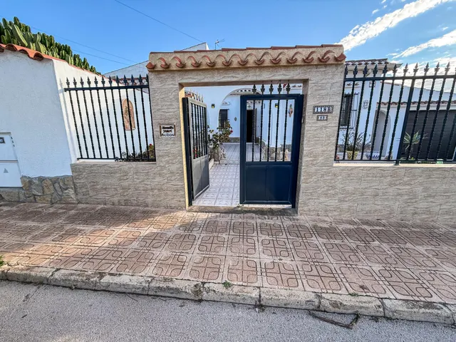 Amplio chalet pareado en El Chaparral — 4 dormitorios, 4 baños, piscina privada y gran parcela — 39