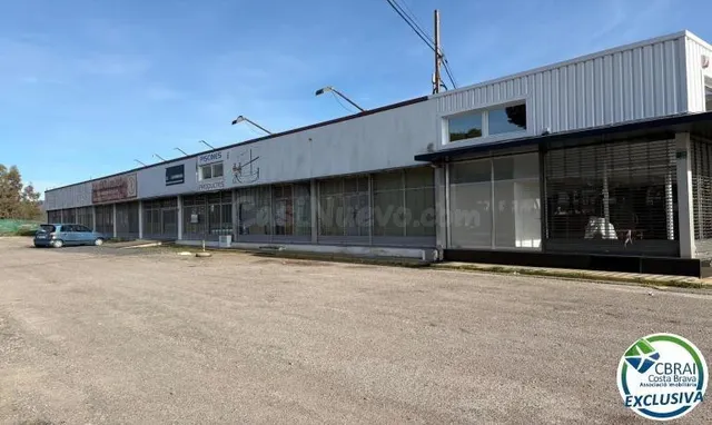 Local con apartamento en venta en la carretera de Roses a Ca