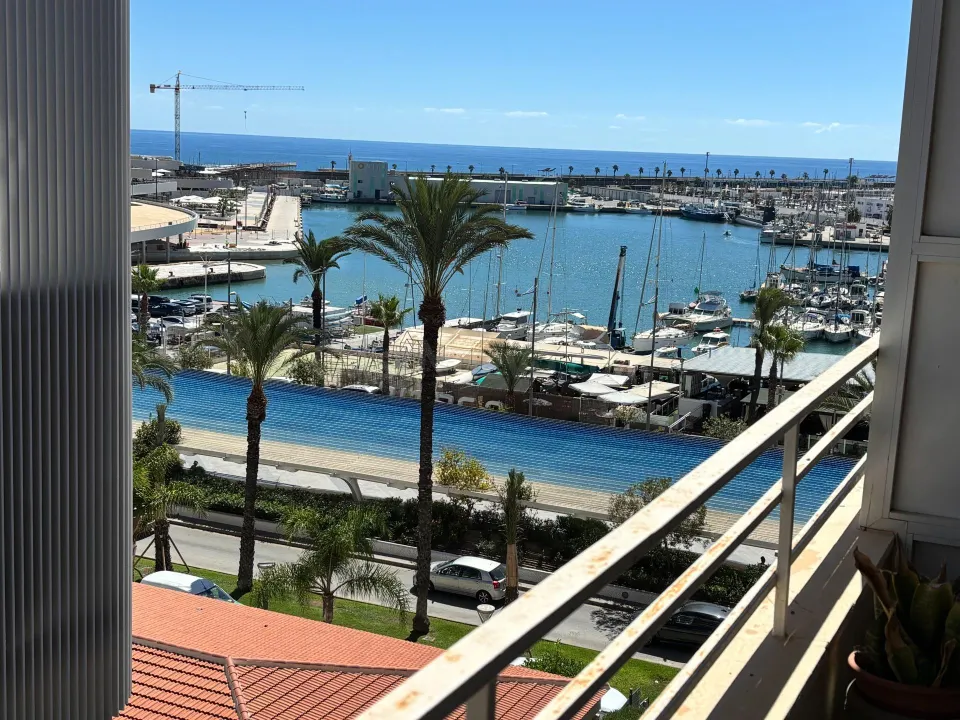 Amplia vivienda con vistas al mar y al Real Club Náutico, en pleno centro de Torrevieja