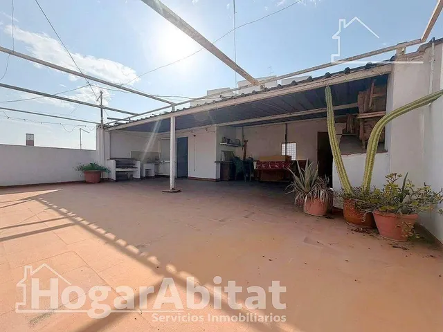 ¡En buena zona! Casa amplia y luminosa con gran terraza y balcón — 11