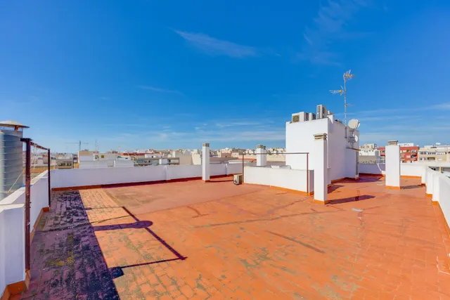 Amplio piso con 4 dormitorios, terraza y garaje en el centro de Torrevieja — 42