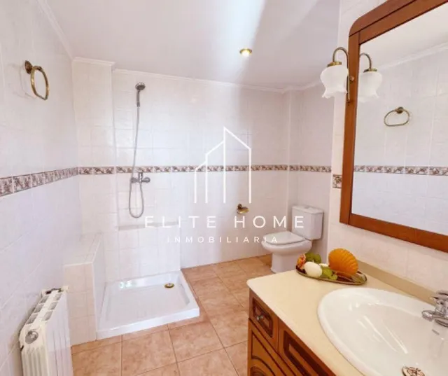 Una villa para disfrutar en familia en exclusiva urbanización y con el mediterráneo como horizonte — 36
