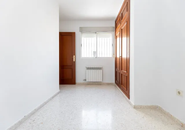 Vive en el corazón de Armilla: 4 dormitorios, patio, terraza y garaje — 17