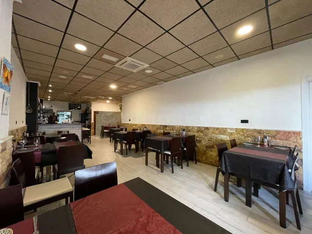 Casa unifamiliar con local comercial de restauración en Beni - foto 3