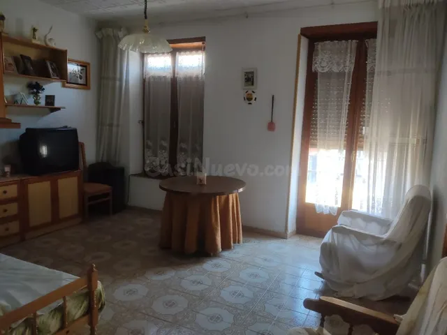 VIVIENDA DE 4 DORMITORIOS CON PATIO DE 200 METROS - foto 2