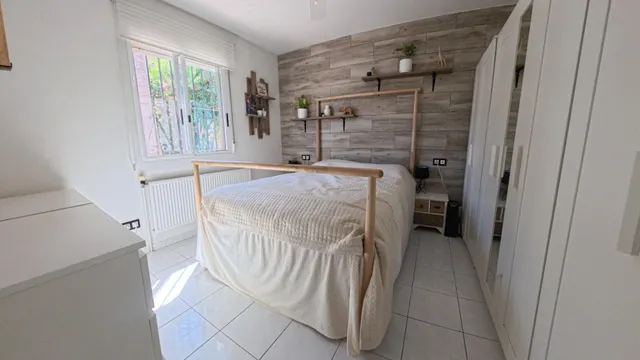 Chalet independiente de 4 habitaciones con piscina divida en dos plantas individuales — 18