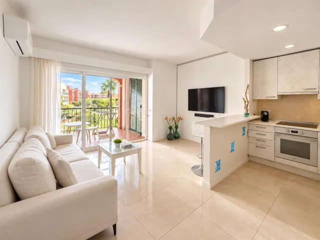 Un refugio mediterráneo reformado en Sa Torre, con terraza y cinco piscinas — 12