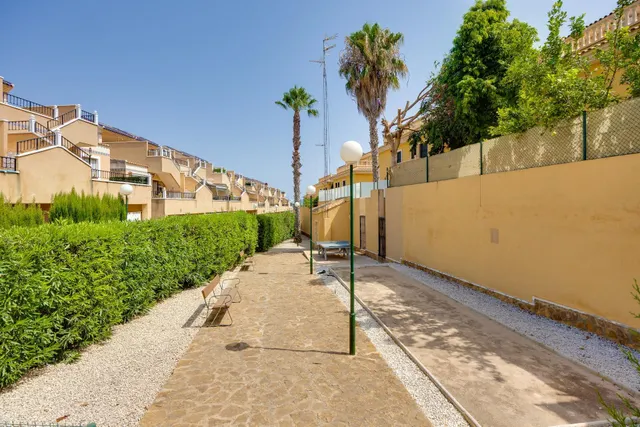 Bungalow de dos dormitorios y piscina comunitaria en Orihuela Costa — 32