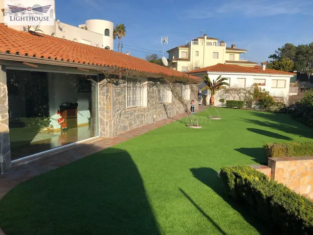 Casa familiar renovada con excelente ubicación.
