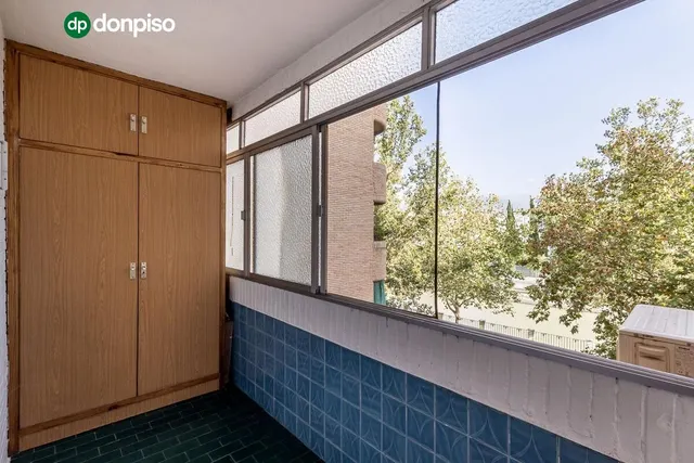 Piso con plaza de garaje cerrada junto a La Inmaculada, frente al río Genil. — 17