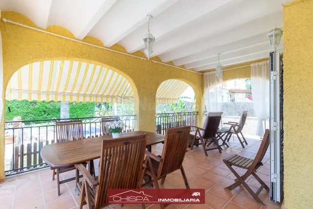 Espectacular chalet con piscina y jardín - foto 4