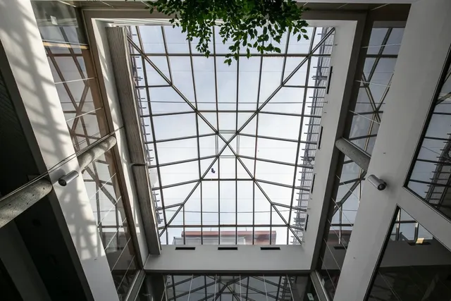 Espectacular edificio a las puertas de Granada , con un uso terciario , con 5 plantas. — 11