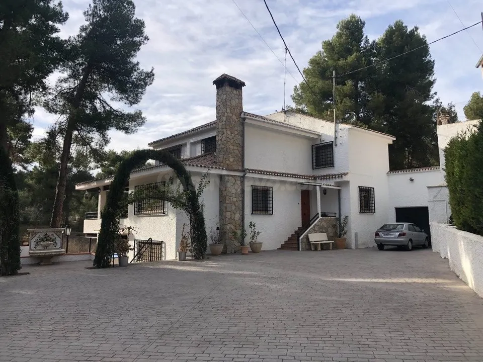 ESPECTACULAR CHALET EN ALMANSA CERCA DE CASCO URBANO
